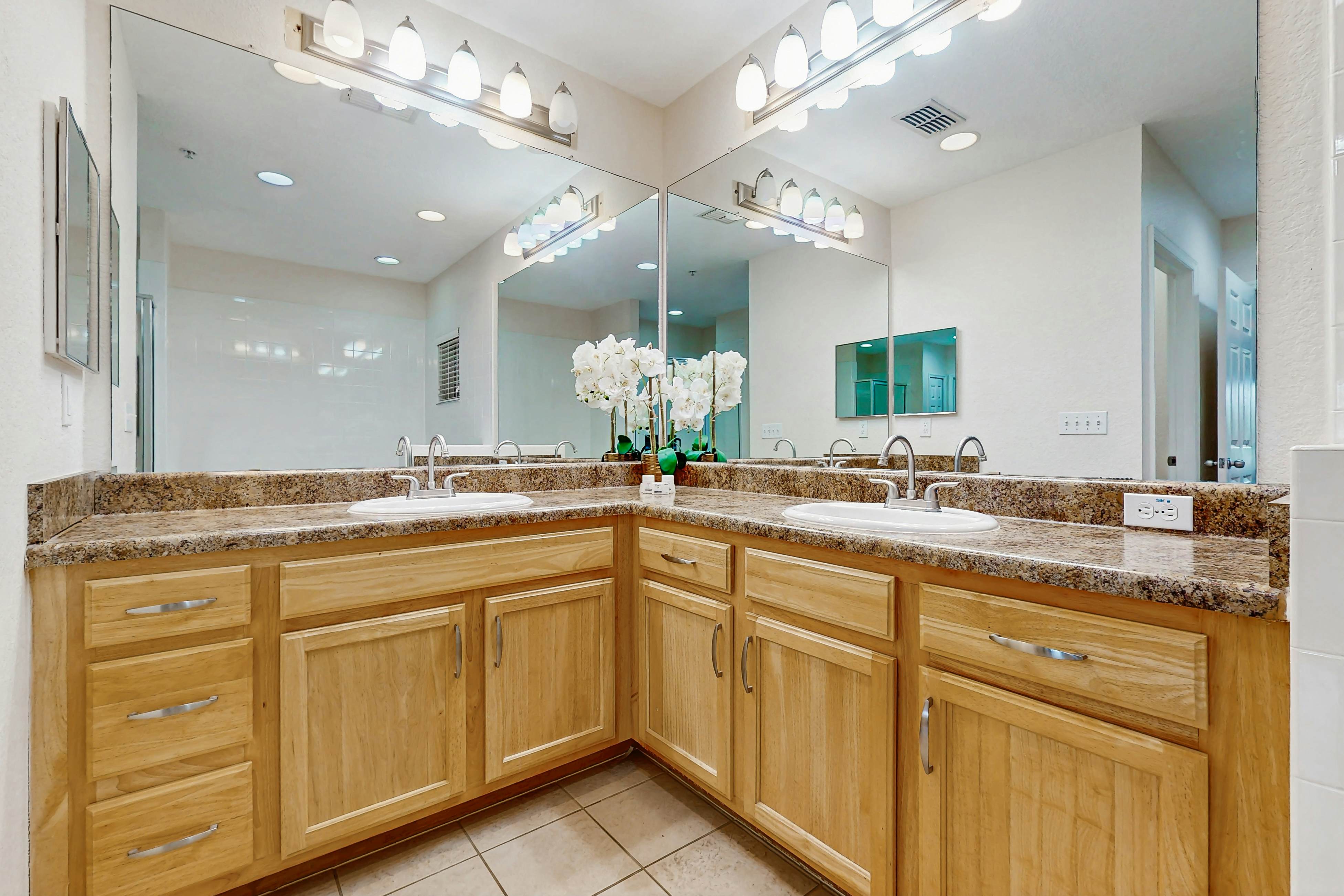 3rd floor condo w/ balcony, gym, shared pools, sauna, hot tub, near theme parks