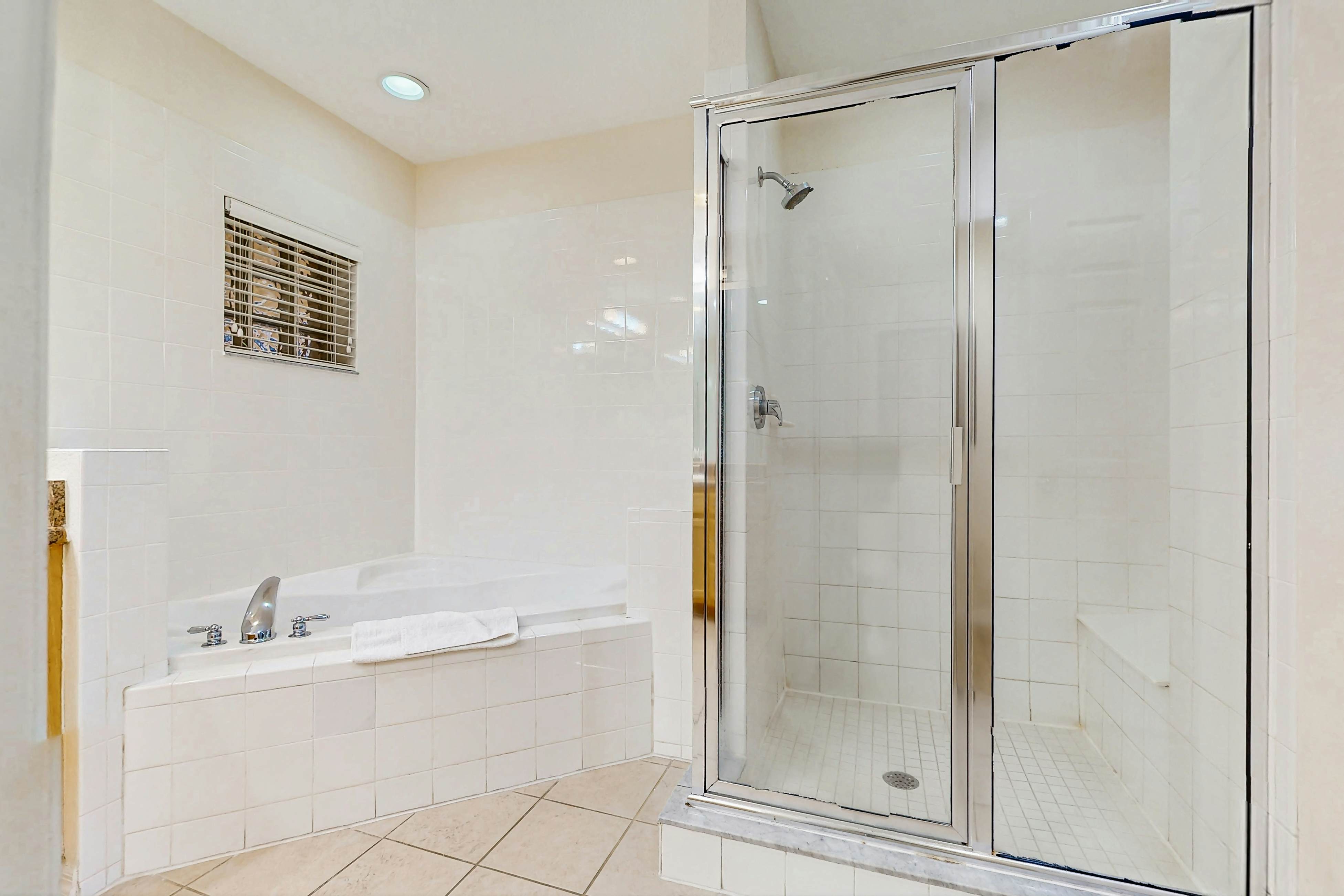 3rd floor condo w/ balcony, gym, shared pools, sauna, hot tub, near theme parks