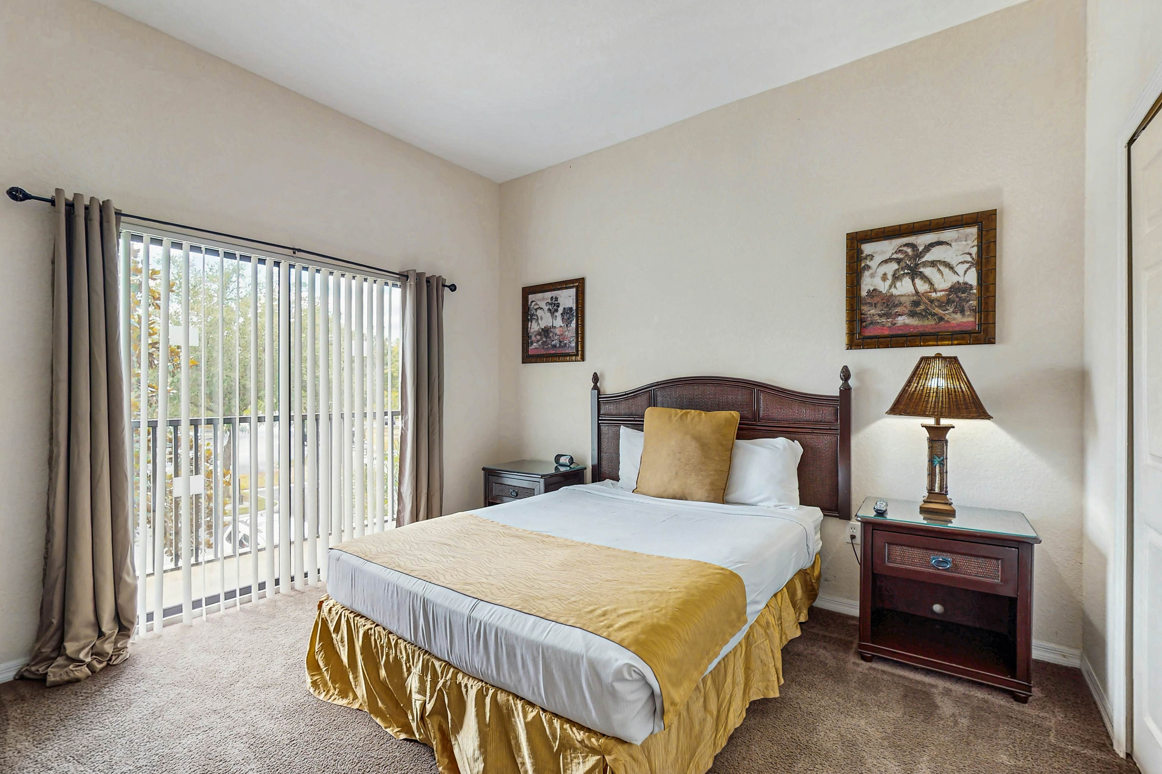 3rd floor condo w/ balcony, gym, shared pools, sauna, hot tub, near theme parks