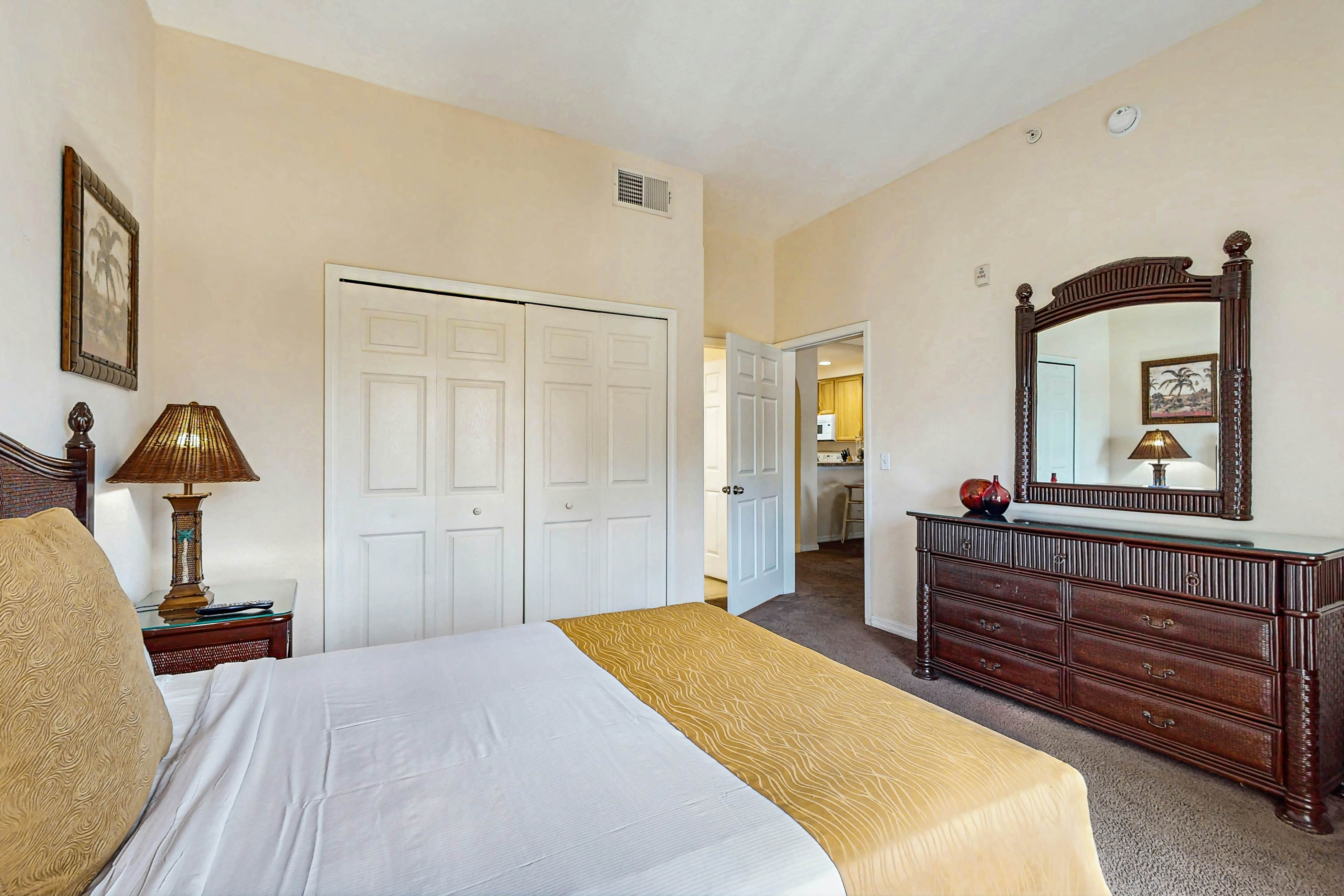 3rd floor condo w/ balcony, gym, shared pools, sauna, hot tub, near theme parks