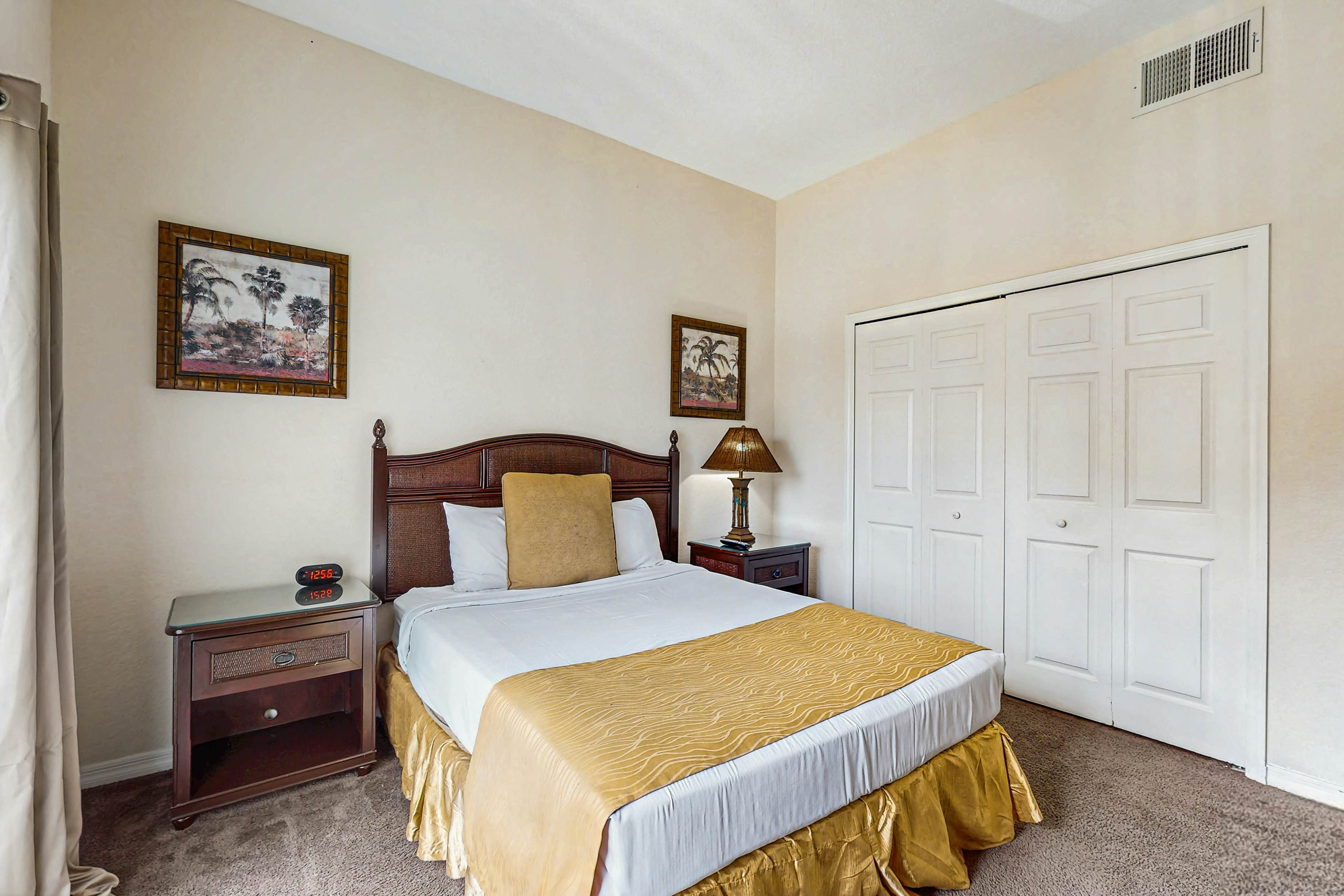 3rd floor condo w/ balcony, gym, shared pools, sauna, hot tub, near theme parks