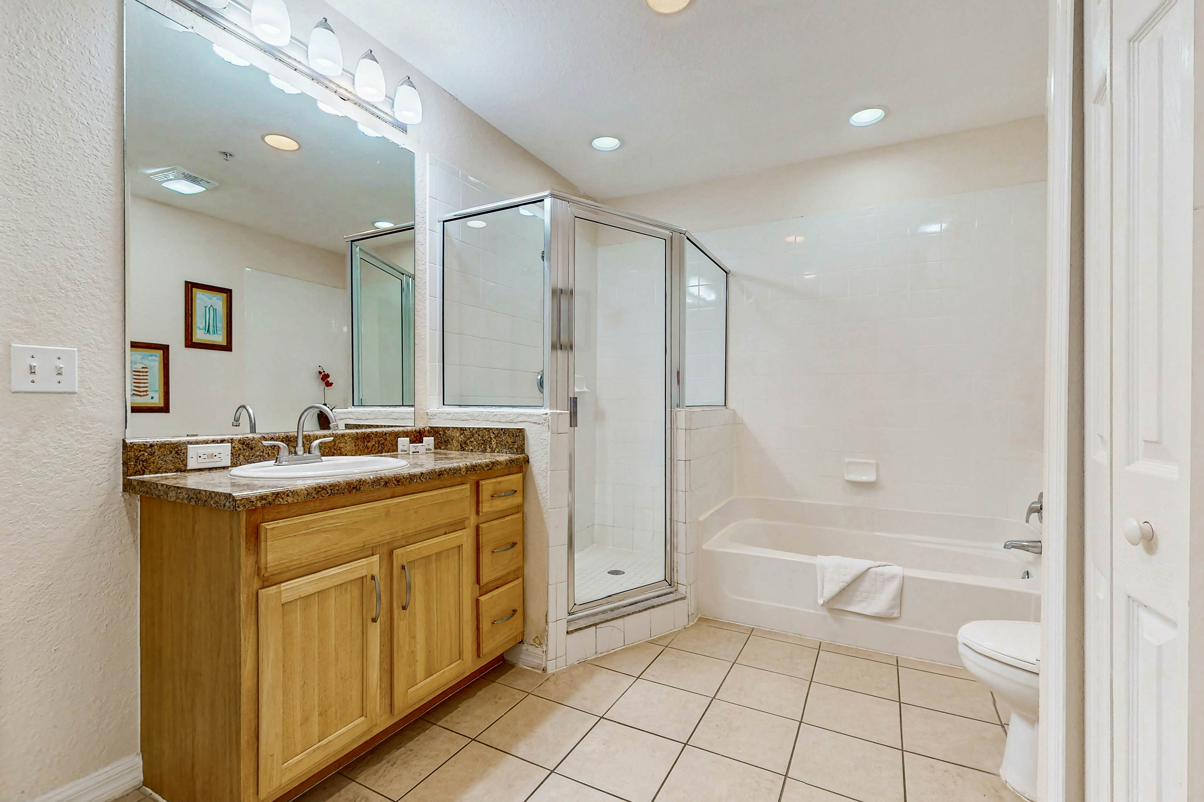 3rd floor condo w/ balcony, gym, shared pools, sauna, hot tub, near theme parks