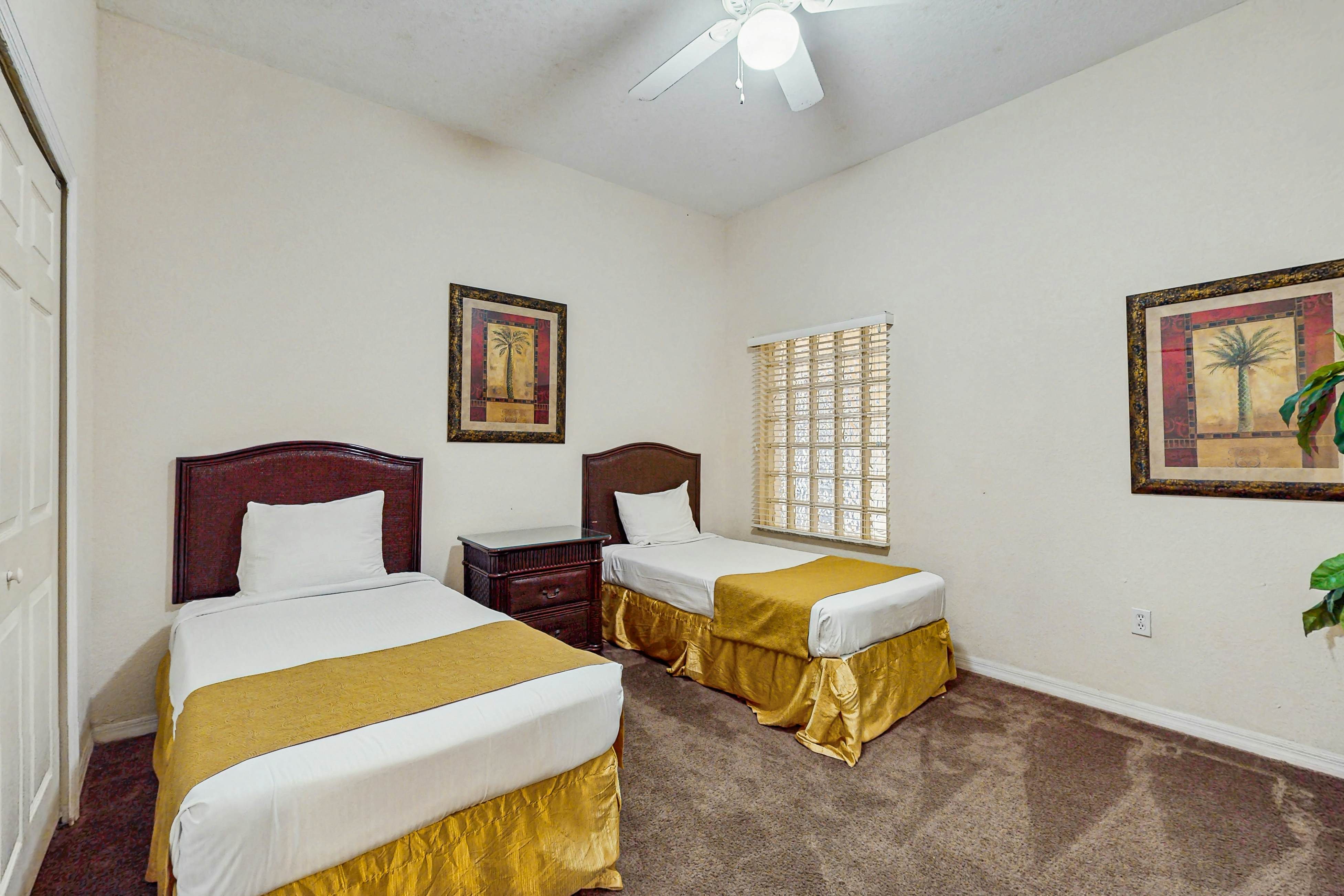 3rd floor condo w/ balcony, gym, shared pools, sauna, hot tub, near theme parks