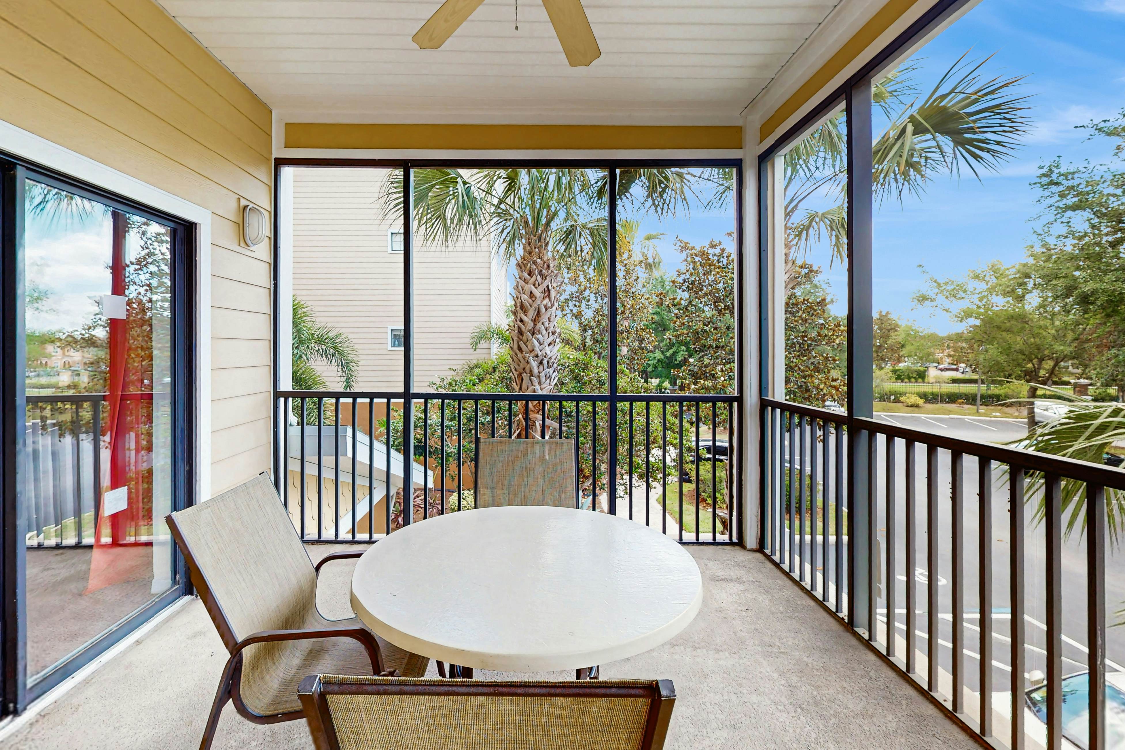 3rd floor condo w/ balcony, gym, shared pools, sauna, hot tub, near theme parks