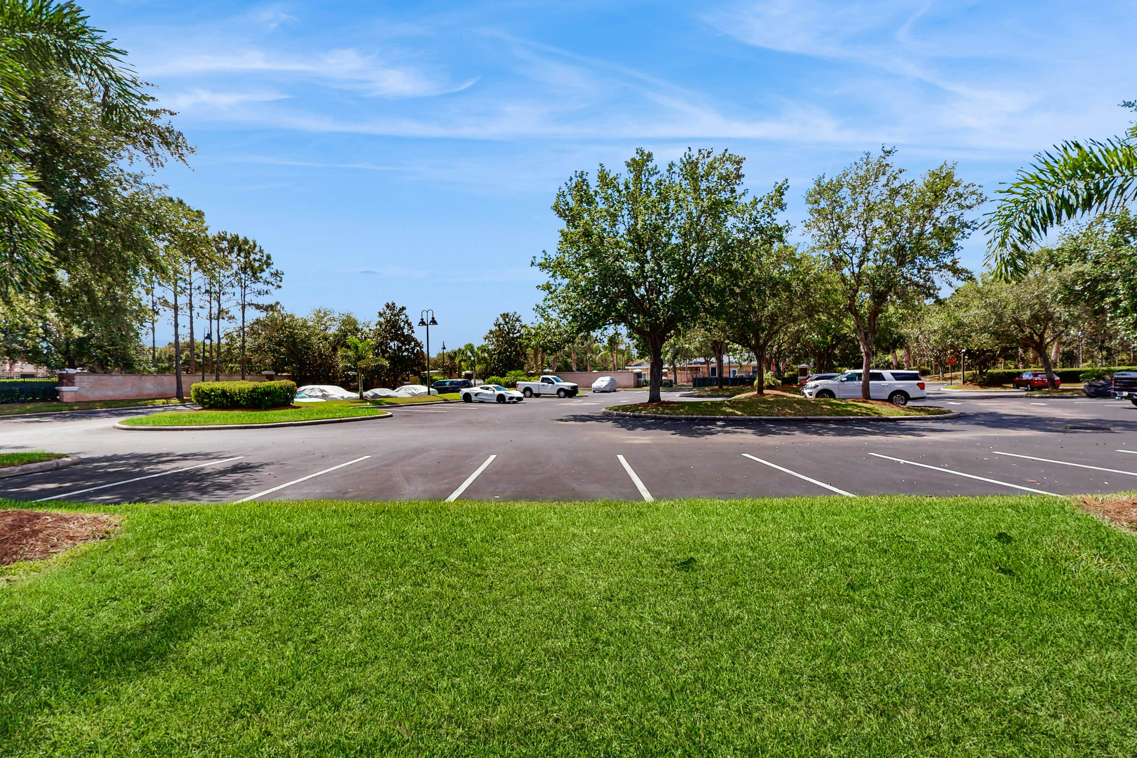 3rd floor condo w/ balcony, gym, shared pools, sauna, hot tub, near theme parks