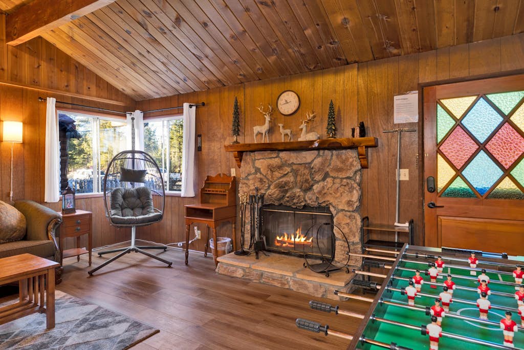 Bernhardt Brown Bungalow at Big Bear | Cozy | Foosball | Family Retreat | Minutes to Activities