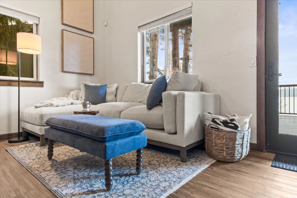 Cozy escape on Hayden Lake with large deck & views