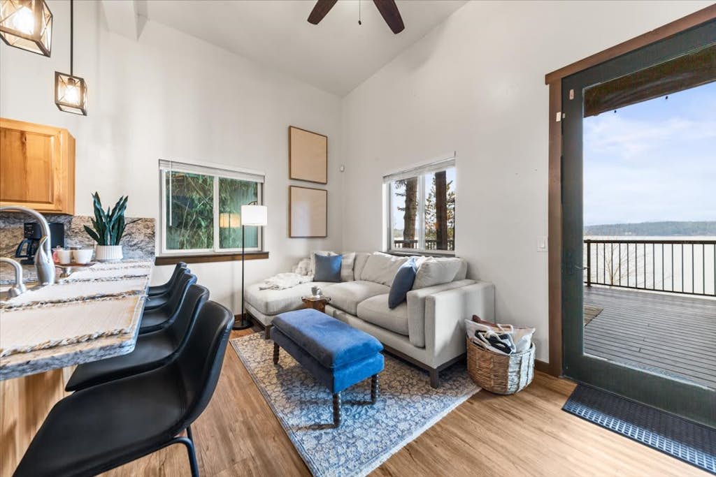 Cozy escape on Hayden Lake with large deck & views