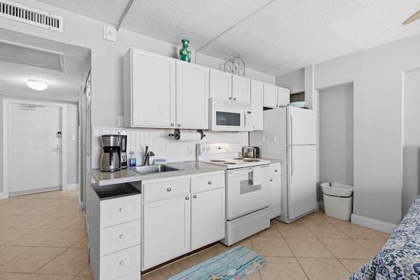 Oceanfront Studio with Private Balcony, Pools & Beach Access