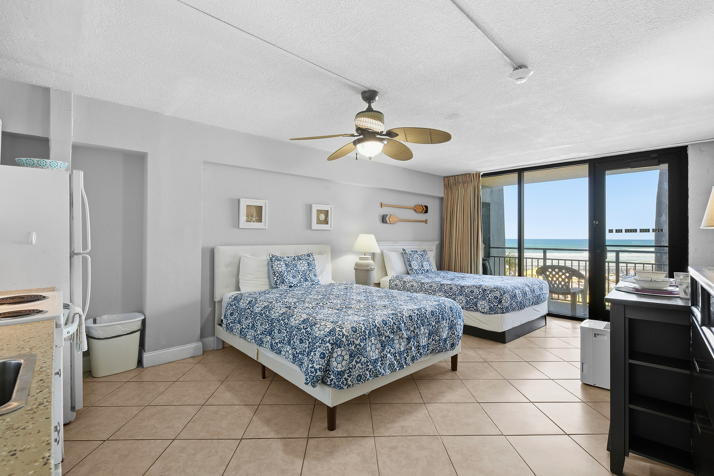 Oceanfront Studio with Private Balcony, Pools & Beach Access