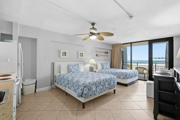 Oceanfront Studio with Private Balcony, Pools & Beach Access