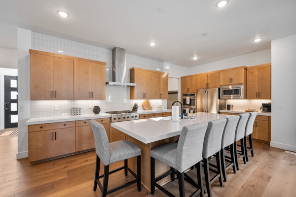 Apres Retreat, 5br 3.5ba, hot tub, sleeps 14, BBQ