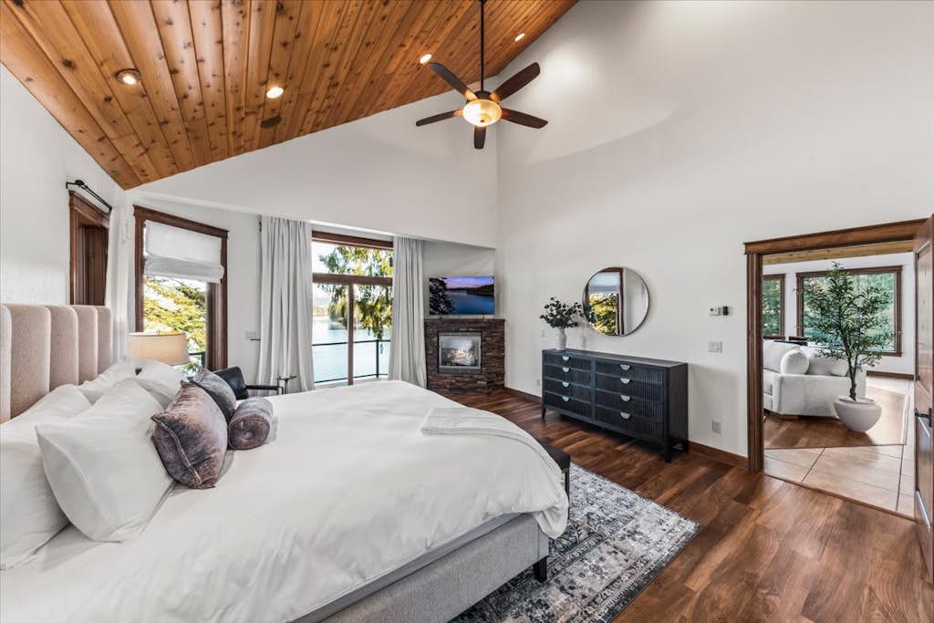 4BR Hayden Lake House w/ Hot Tub & Dock