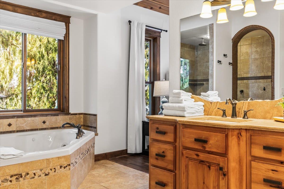 DeJa View - Upper Unit