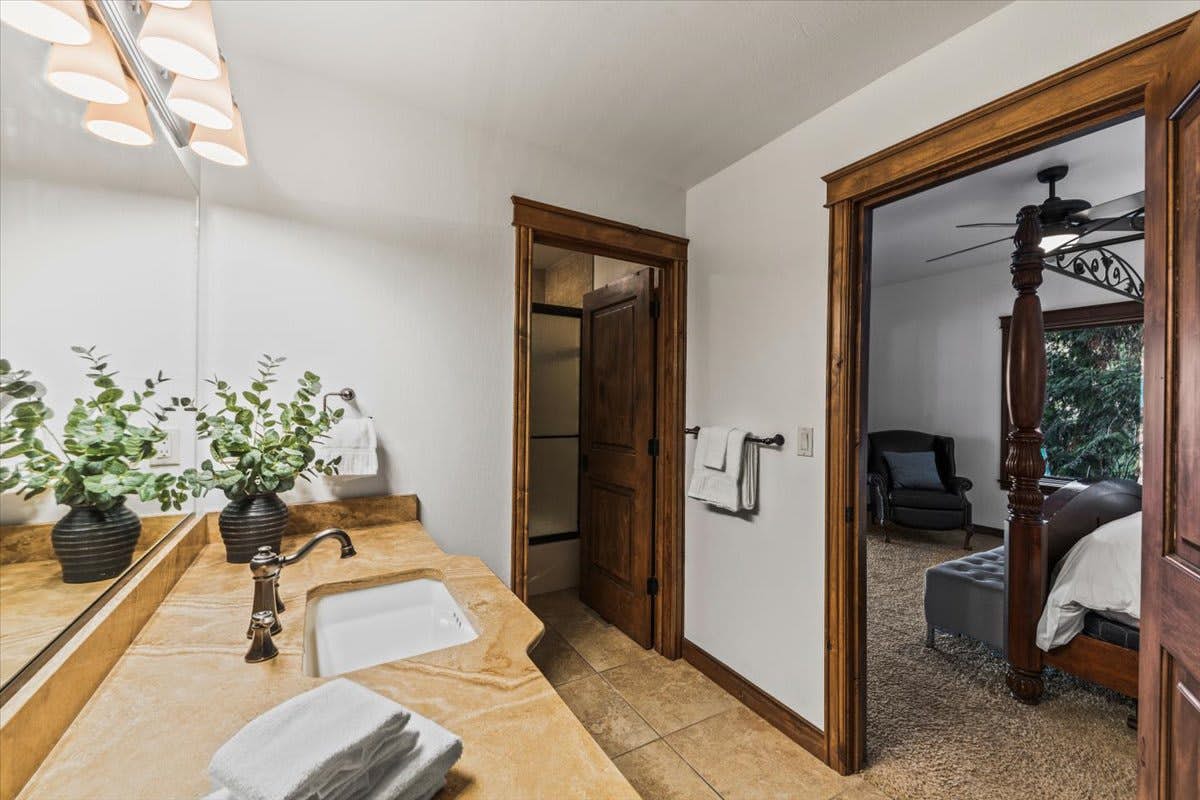 DeJa View - Upper Unit