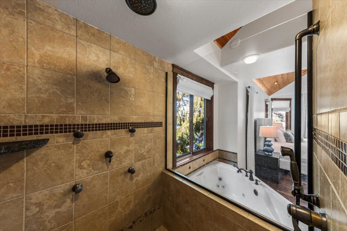 DeJa View - Upper Unit