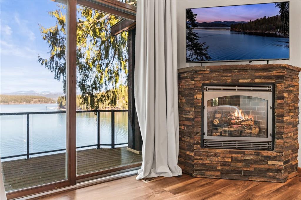 4BR Hayden Lake House w/ Hot Tub & Dock