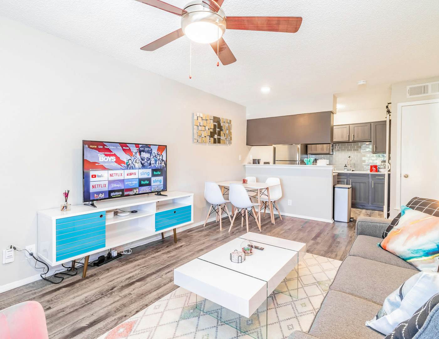 SoCo chic 1BR w/ pool, king bed, close to DT