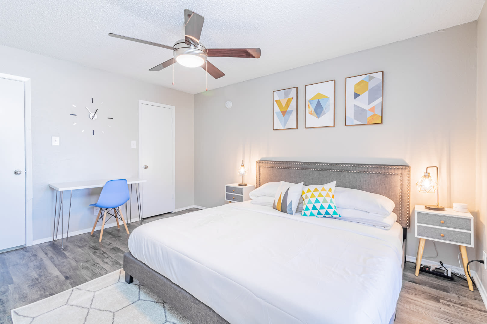 SoCo 1BR suite, king bed, close to Downtown w pool