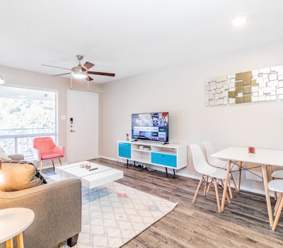 SoCo 1BR suite, king bed, close to Downtown w pool