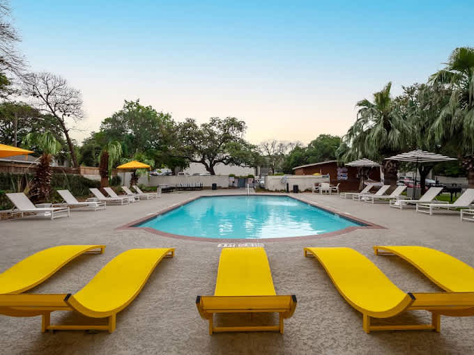 SoCo 1BR suite, king bed, close to Downtown w pool