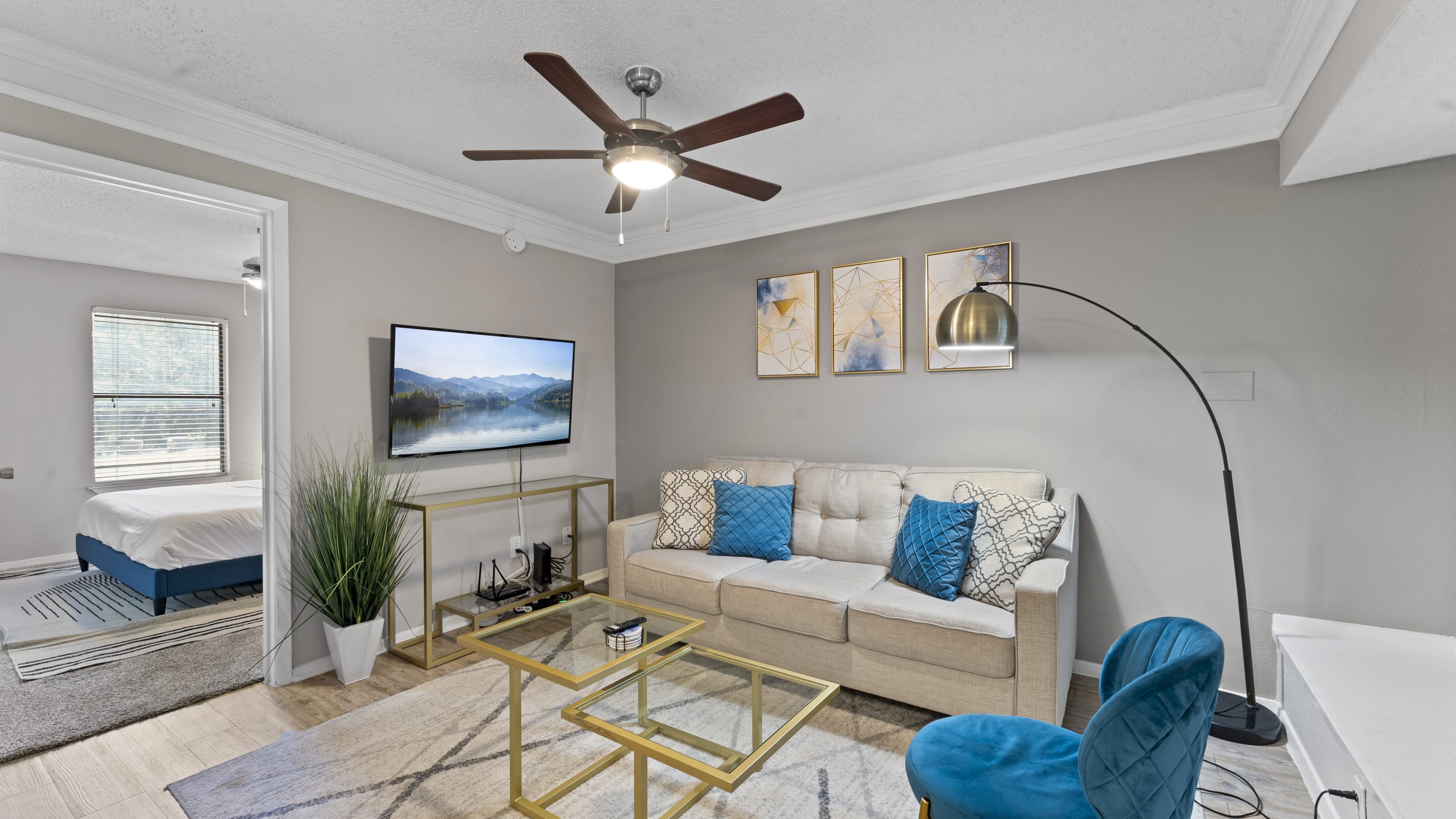 Serene 1BR suite w/ fast WiFi + king bed + pool