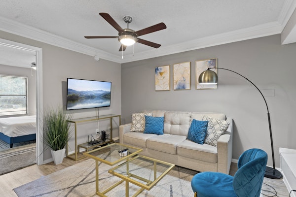 Serene 1BR suite w/ fast WiFi + king bed + pool