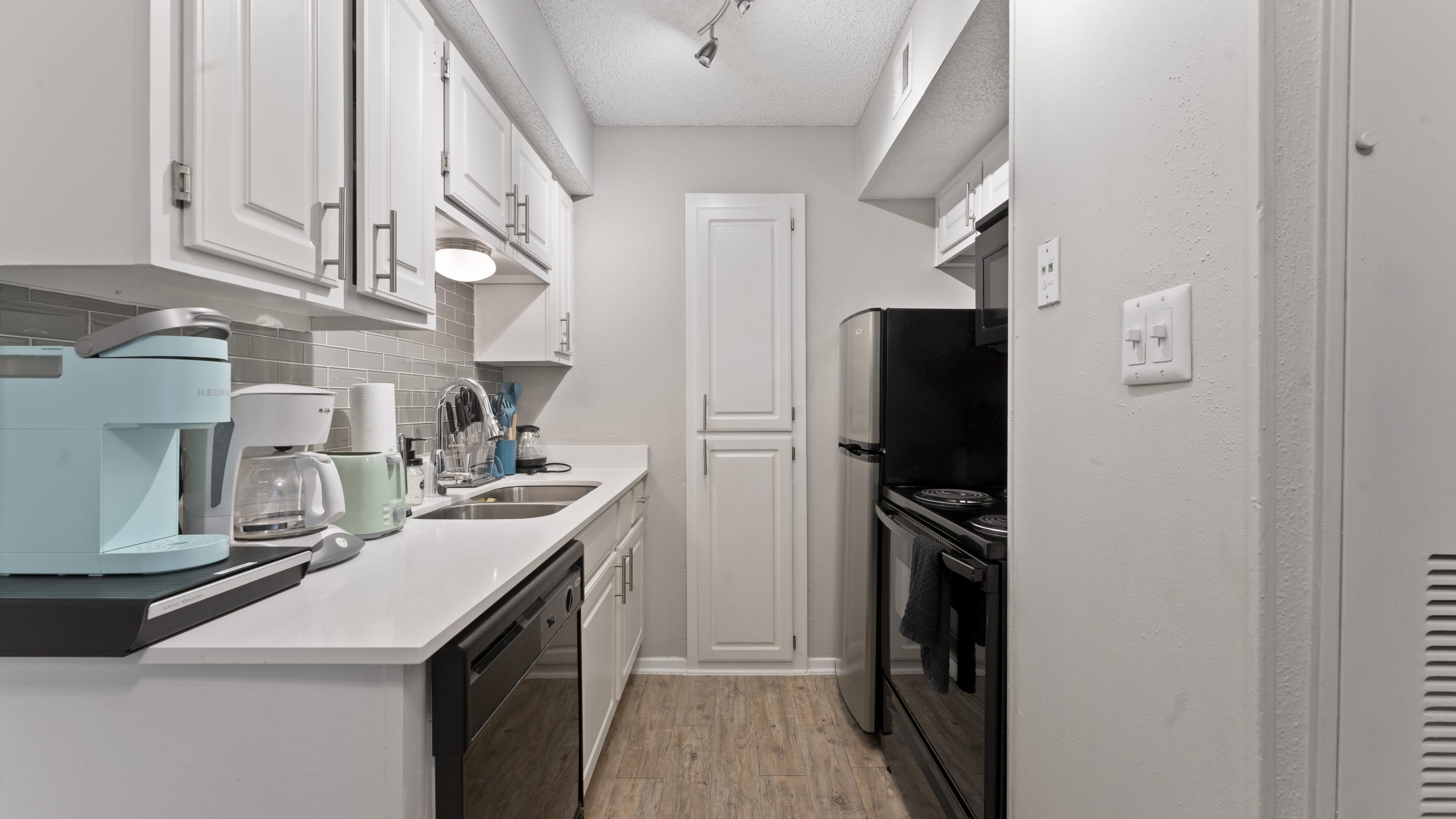 Comfy 1BR suite w/ fast WiFi + king bed + pool