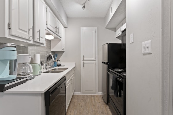 Comfy 1BR suite w/ fast WiFi + king bed + pool