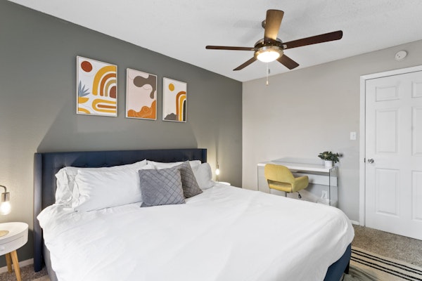 Comfy 1BR suite w/ fast WiFi + king bed + pool