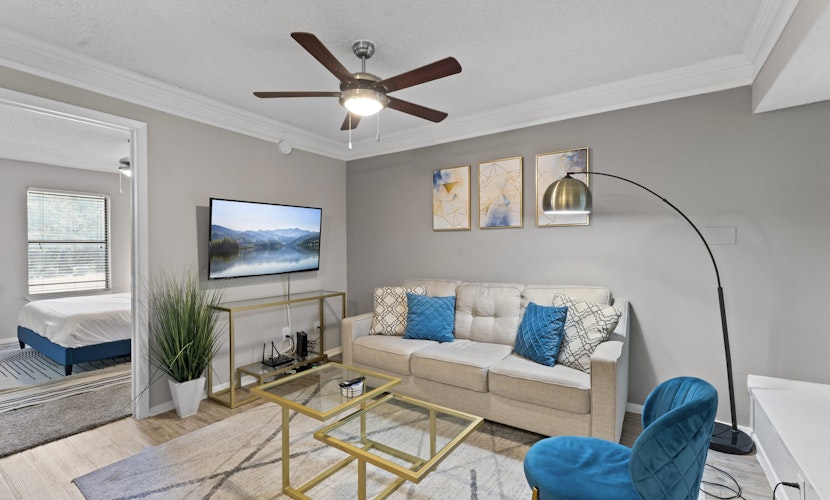 Comfy 1BR suite w/ fast WiFi + king bed + pool