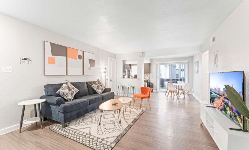 Spacious and Fun King Bed 2BR, 5 Min to DT w/ pool