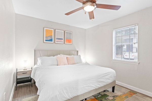 Spacious and Fun King Bed 2BR, 5 Min to DT w/ pool