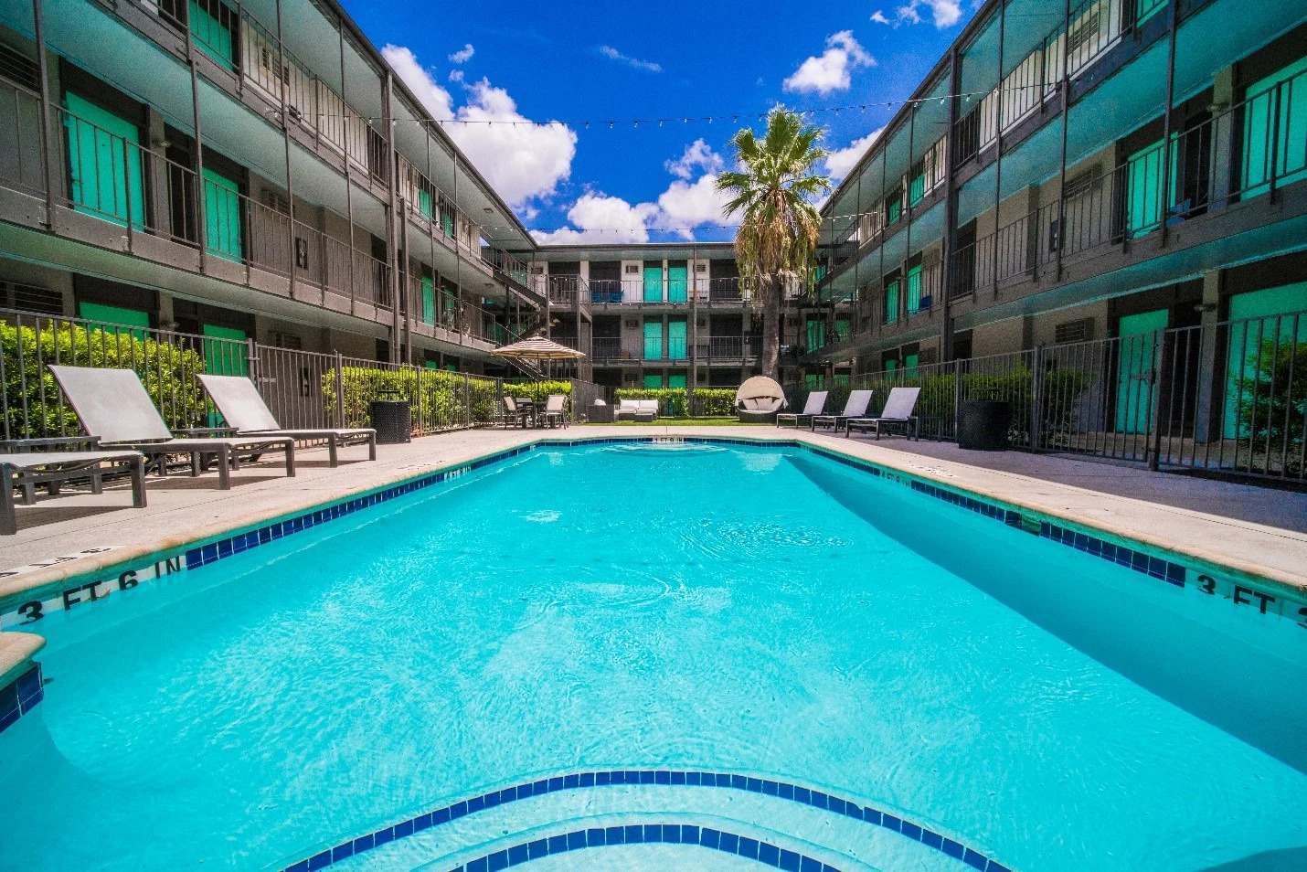 Spacious and Fun King Bed 2BR, 5 Min to DT w/ pool