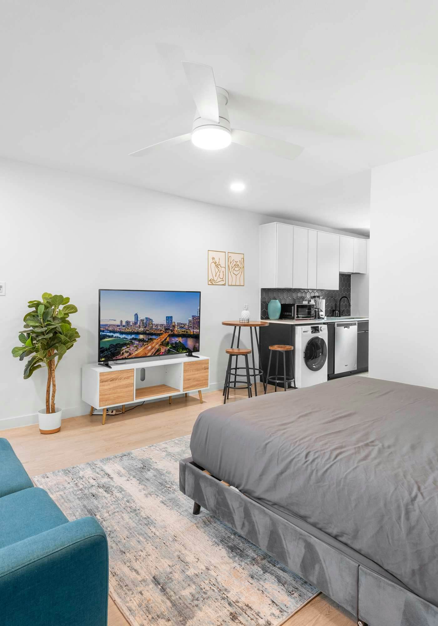 Prime SoCo cozy studio w/ laundryWiFi, 7 Min to DT