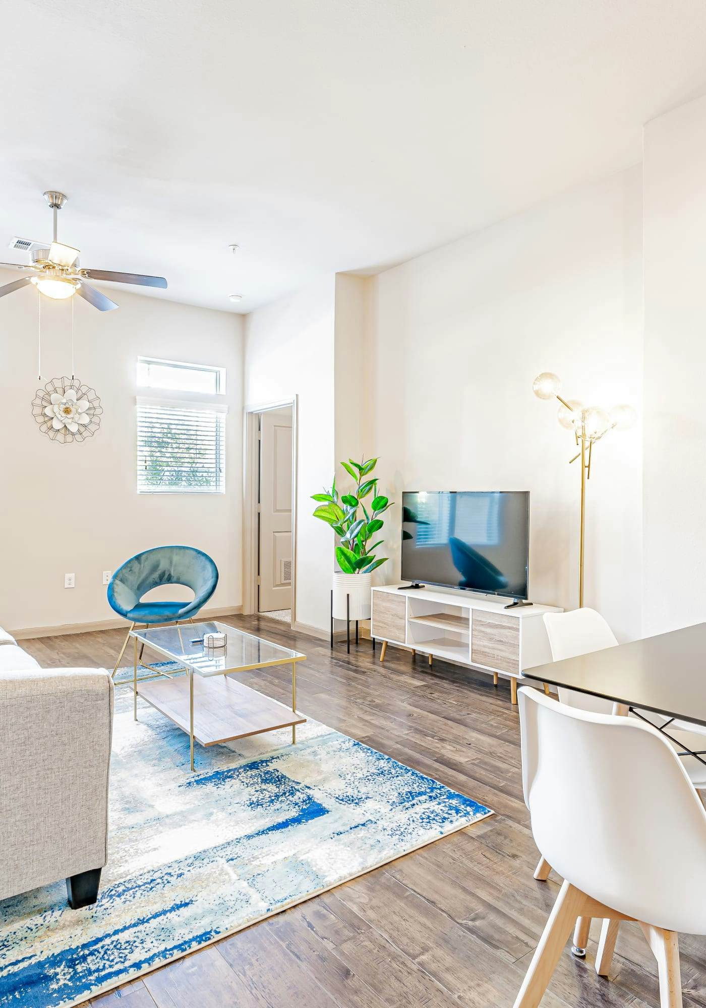 Comfy 2BR king suite, fast WiFi, 8 min to Downtown