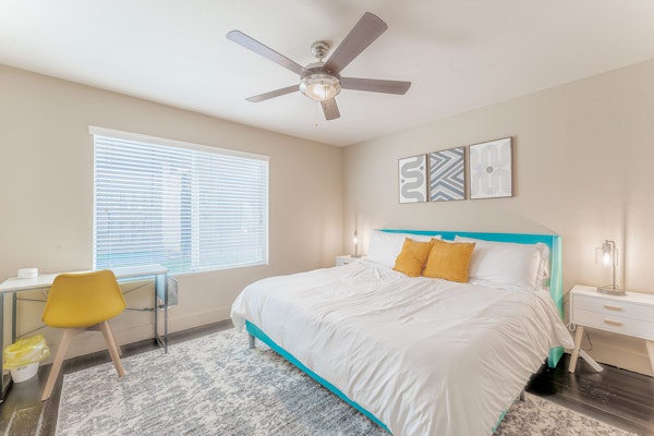 Spacious 1BR close to Downtown w fast wifi w/ pool