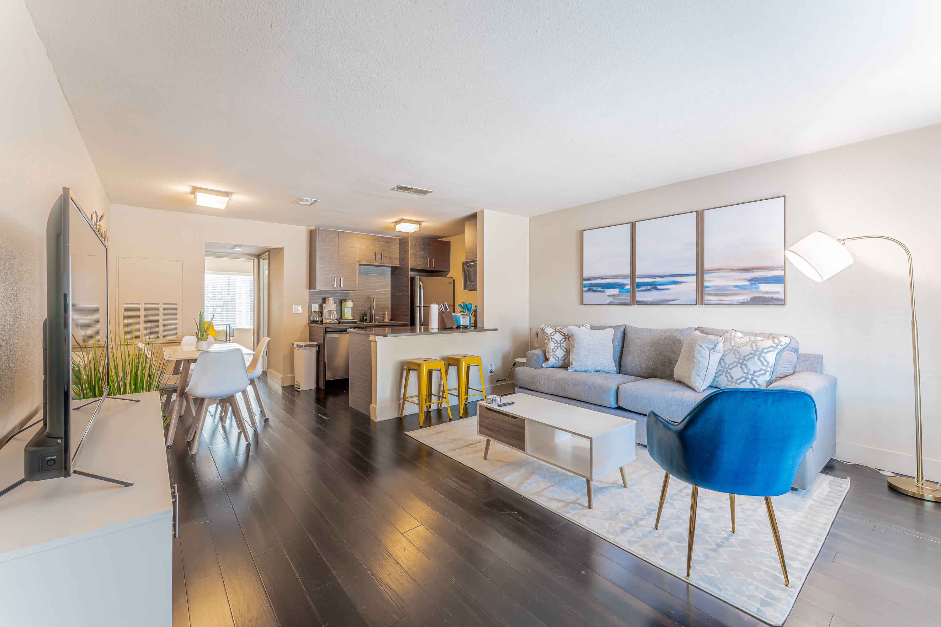 Spacious 1BR close to Downtown w fast wifi w/ pool