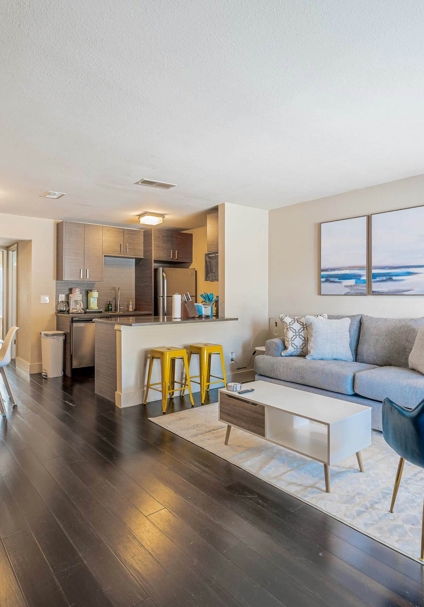 Spacious 1BR close to Downtown w fast wifi w/ pool