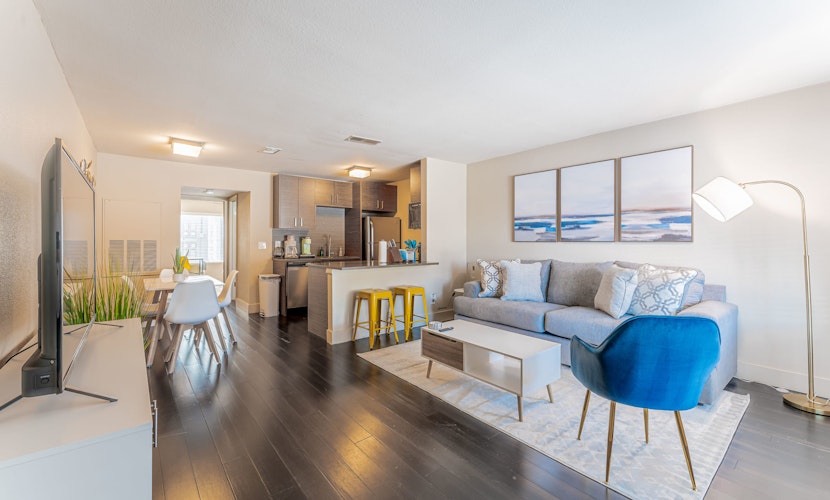 Spacious 1BR close to Downtown w fast wifi w/ pool