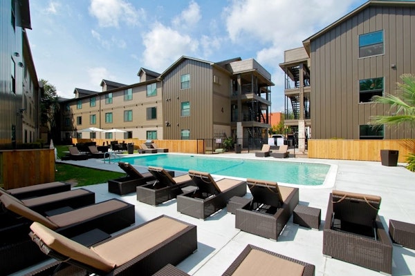 Spacious 1BR close to Downtown w fast wifi w/ pool