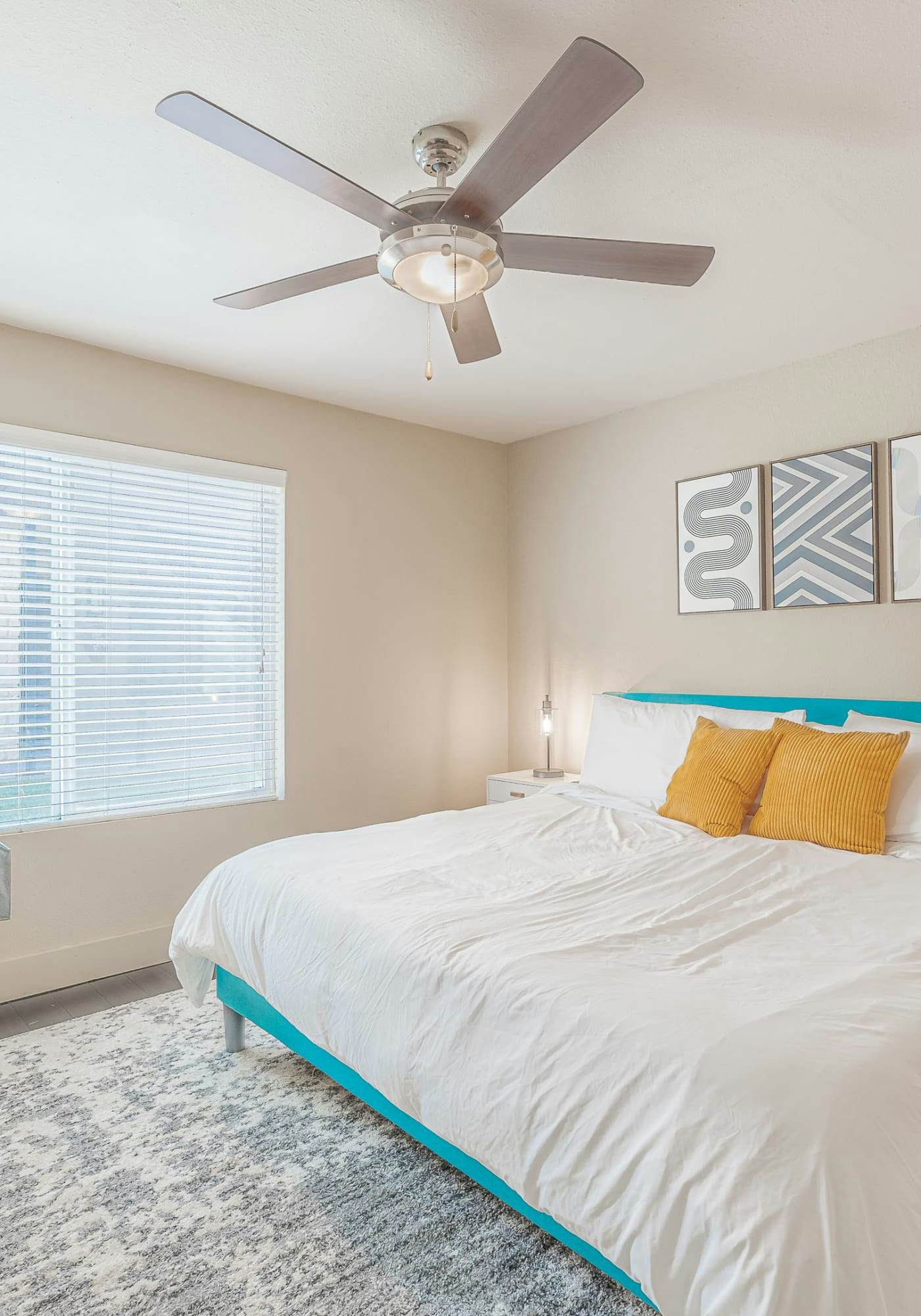 King bed 1BR close to Downtown w fast wifi w/ pool