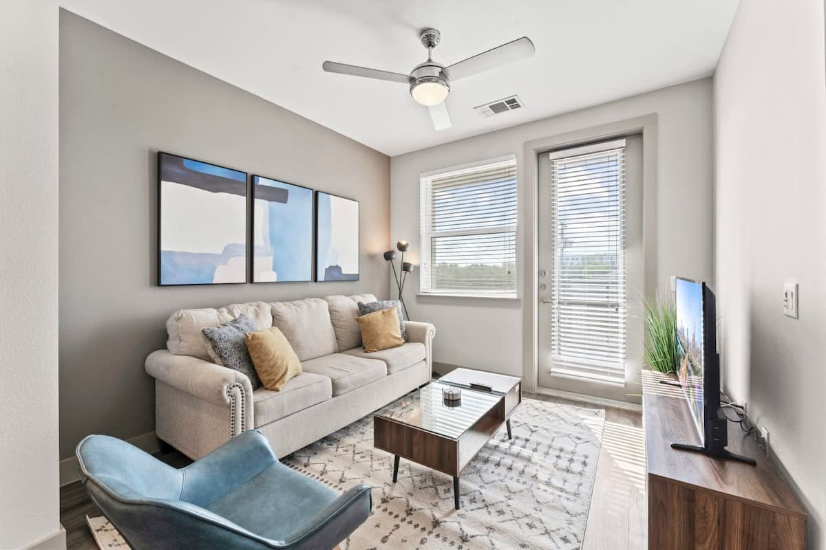 Trendy 1BR king suite close to DT w/ fast WiFi