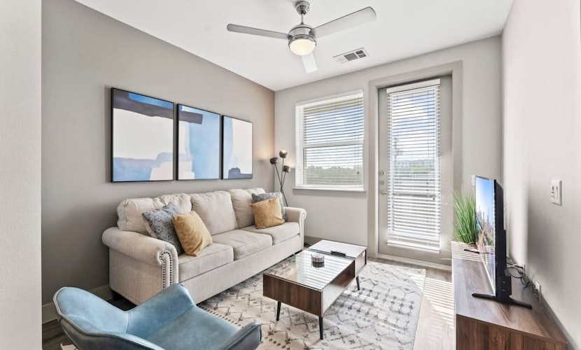 Trendy 1BR king suite close to DT w/ fast WiFi