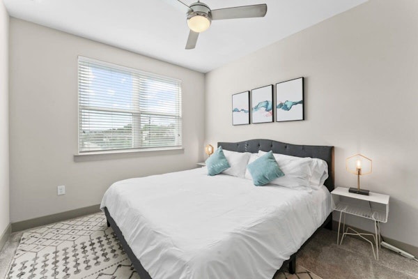 Trendy 1BR king suite close to DT w/ fast WiFi
