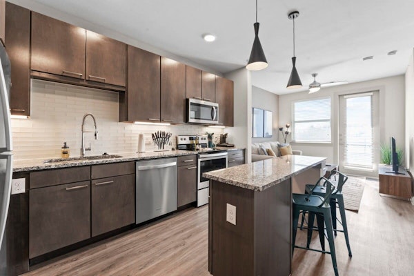 Trendy 1BR king suite close to DT w/ fast WiFi