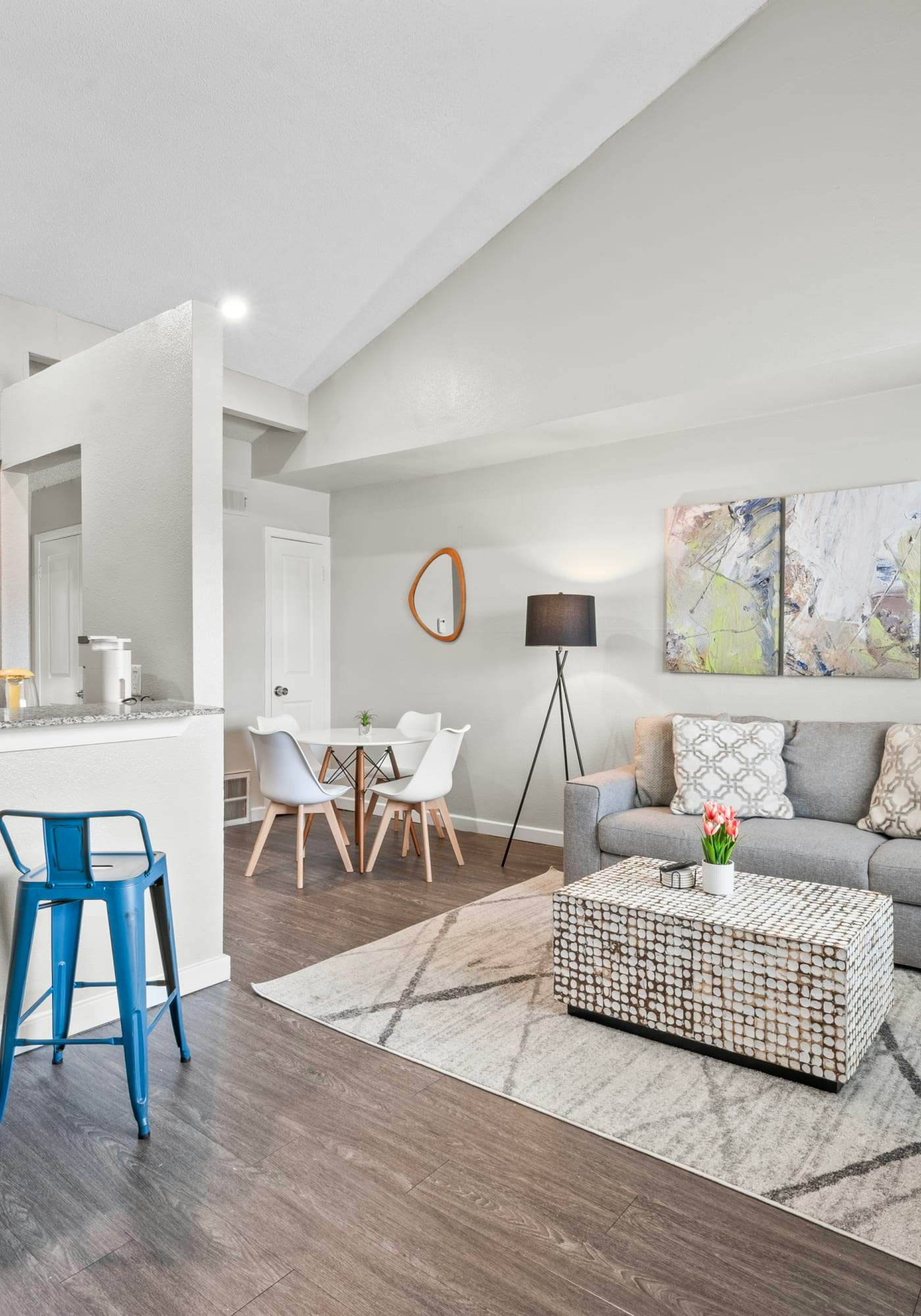 Chic King Bed 1BR Suite, 5 Min to DT w/ pool