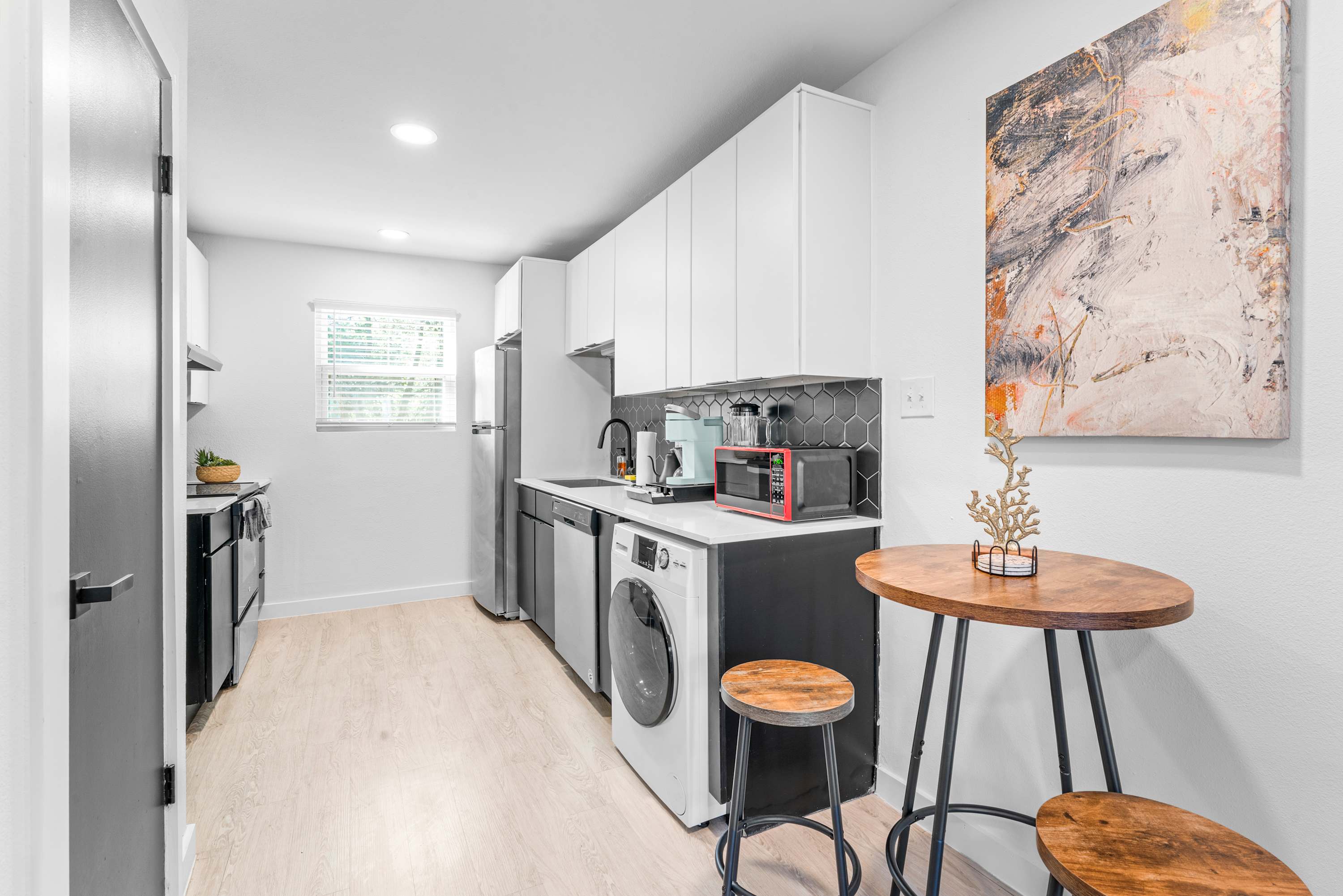 Prime SoCo cute studio w/ laundryWiFi, 7 Min to DT