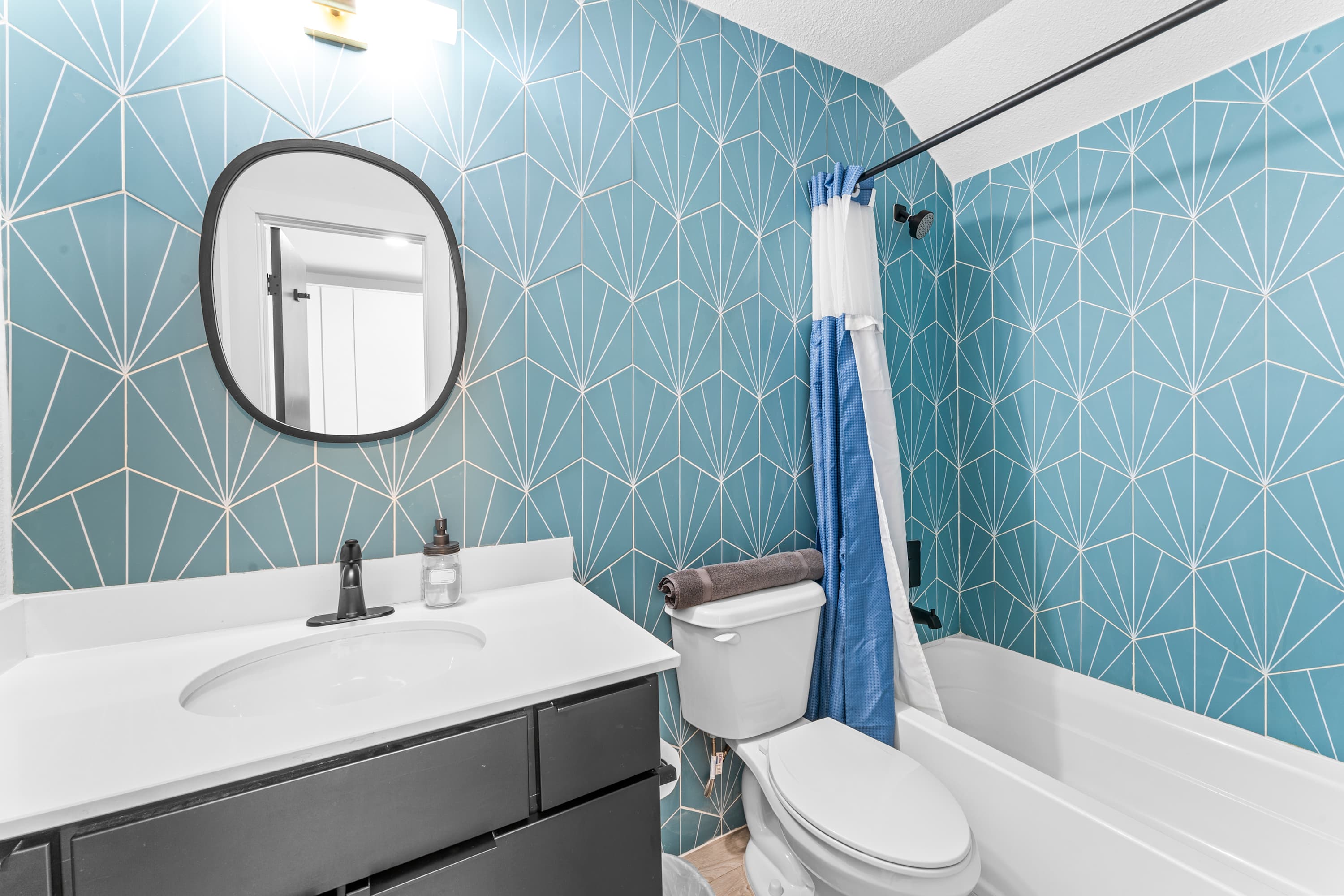 Prime SoCo cute studio w/ laundryWiFi, 7 Min to DT