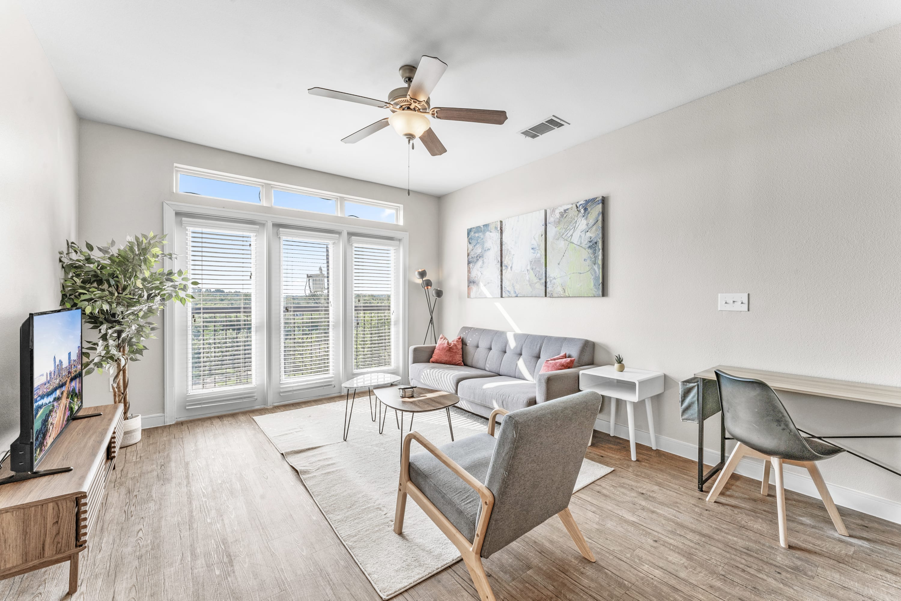 Prime SoCo 2BR King Suite w/ GymPickleballLaundry